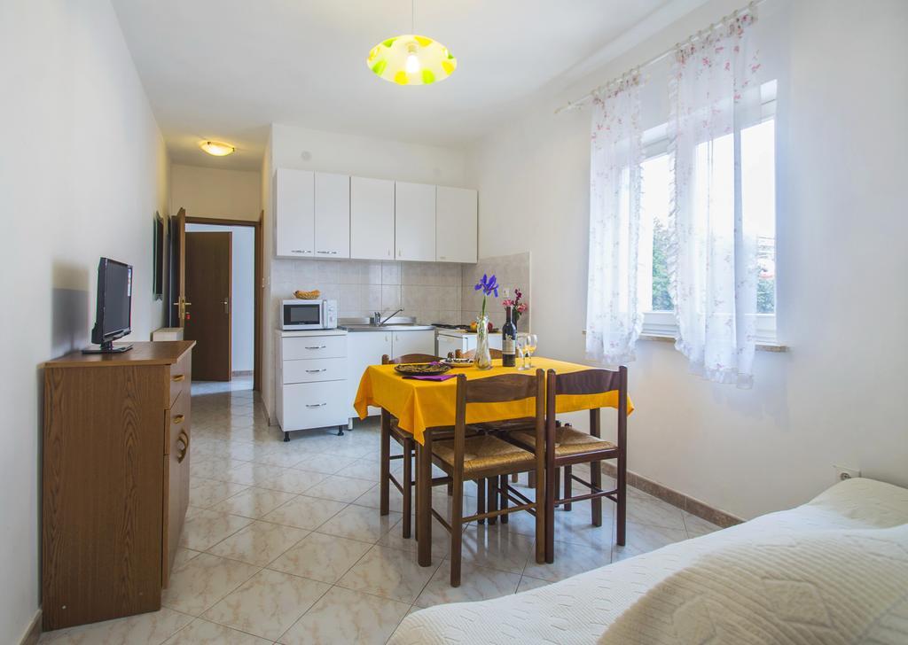 Apartments Iris Рабац Екстер'єр фото